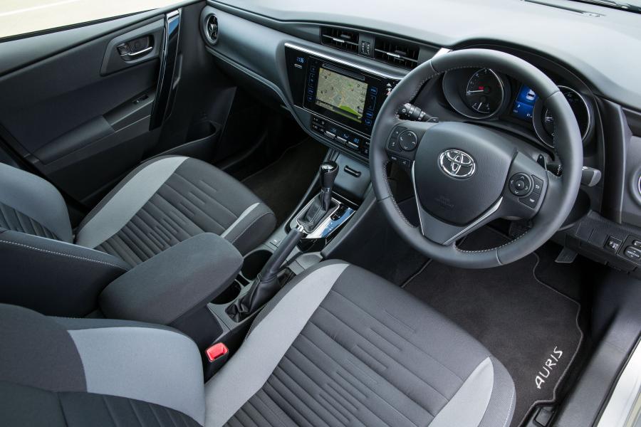  Toyota Auris Touring Sports 2015 года  (UK) (фото 12 из 20)
